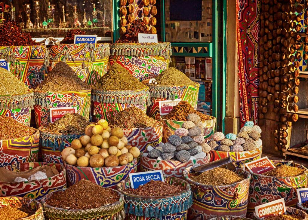 Gewürze auf einem traditionellen Markt