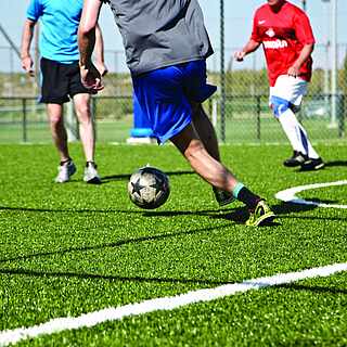 Fußball auf gepflegtem Rasen